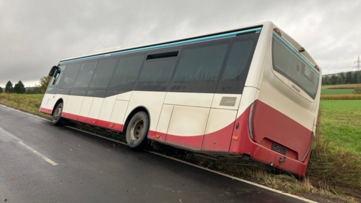 POL-WE: Linienbus in Graben gerutscht + Diebstahl aus Einfamilienhaus - Foto: presseportal.de