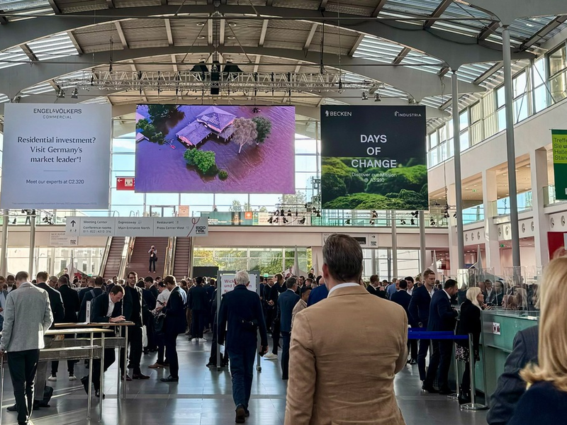 Messe.TV berichtet von der EXPO REAL 2024: Nachhaltigkeit, Wohnraummangel und zukunftsweisende Architektur im Fokus - Foto: presseportal.de