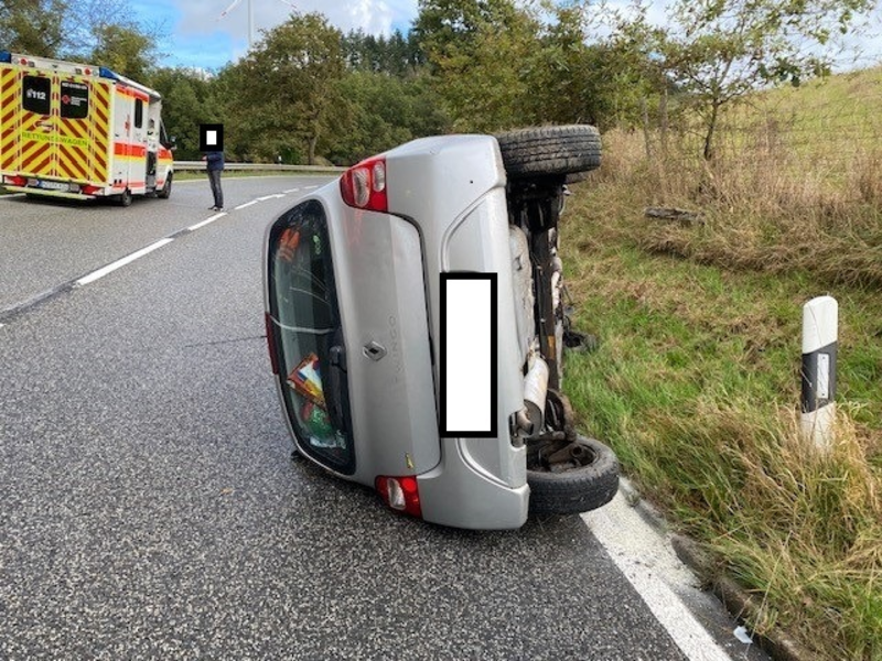 POL-PDKL: PKW-Fahrerin kommt von der Straße ab - Foto: presseportal.de