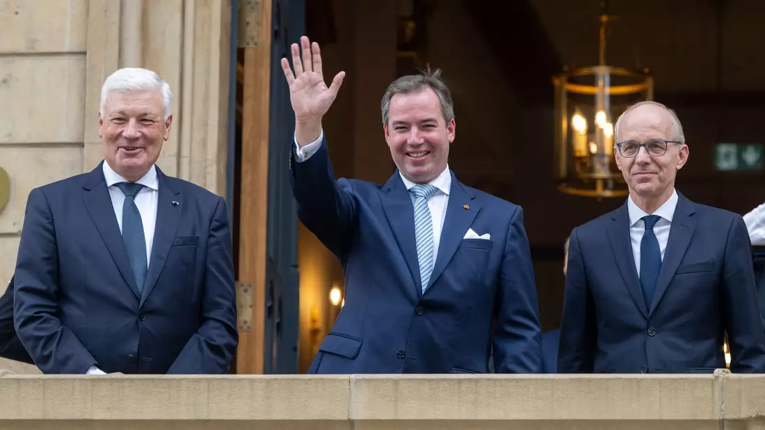 Prinz Guillaume, Erbgroßherzog von Luxemburg, schwört nach seiner Ernennung zum «Lieutenant-Représentant» im Abgeordnetenhaus auf die luxemburgische Verfassung. - Bild: Harald Tittel/dpa