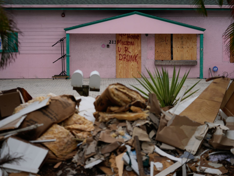 Menschen räumen eilig das Wichtigste aus ihren Häusern, bevor der Hurrikan «Milton» eintrifft. - Foto: Rebecca Blackwell/AP/dpa