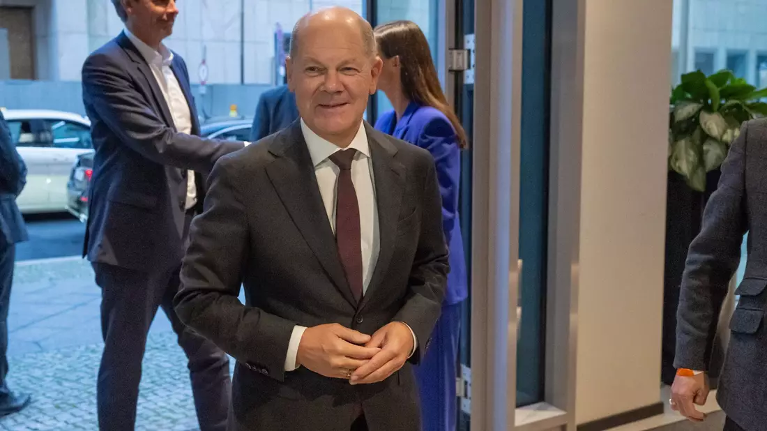 Eigentlich müsste jeder arbeiten wollen, meint der Kanzler. - Bild: Christophe Gateau/dpa