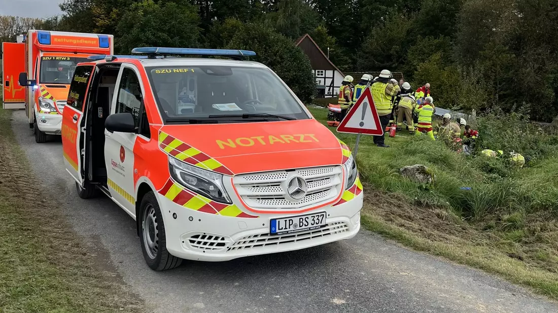 FF Bad Salzuflen: Mann wird in Wüsten unter Rasenmäher-Traktor eingeklemmt / Feuerwehr und Rettungsdienst sind mit 25 Kräften im Einsatz - Bild: presseportal.de