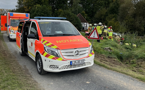 FF Bad Salzuflen: Mann wird in Wüsten unter Rasenmäher-Traktor eingeklemmt / Feuerwehr und Rettungsdienst sind mit 25 Kräften im Einsatz - Foto: presseportal.de