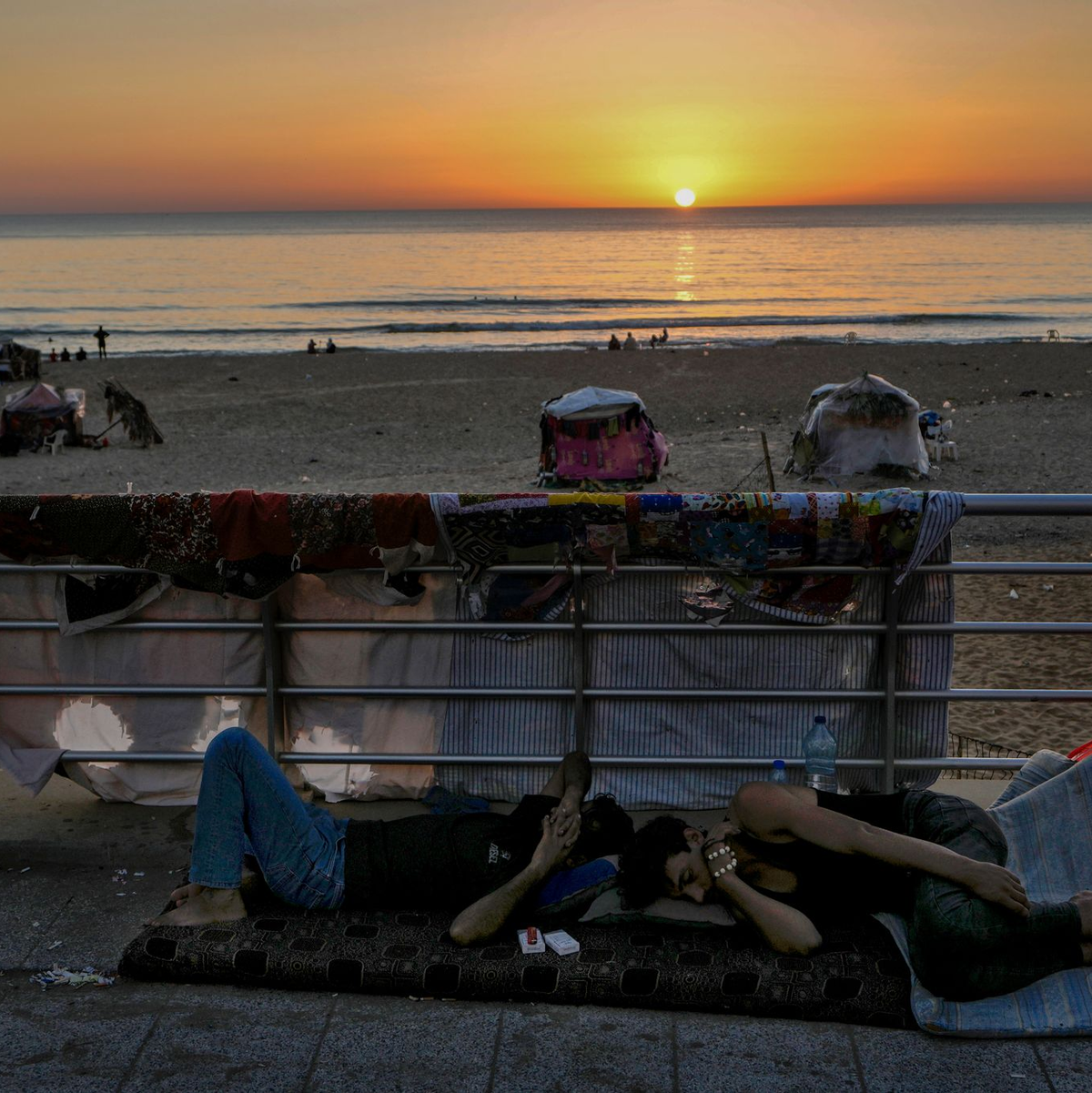 Vor der für den Abend erwarteten Waffenruhe flog Israel noch schwere Angriffe auf den Libanon. - Foto: Bilal Hussein/AP