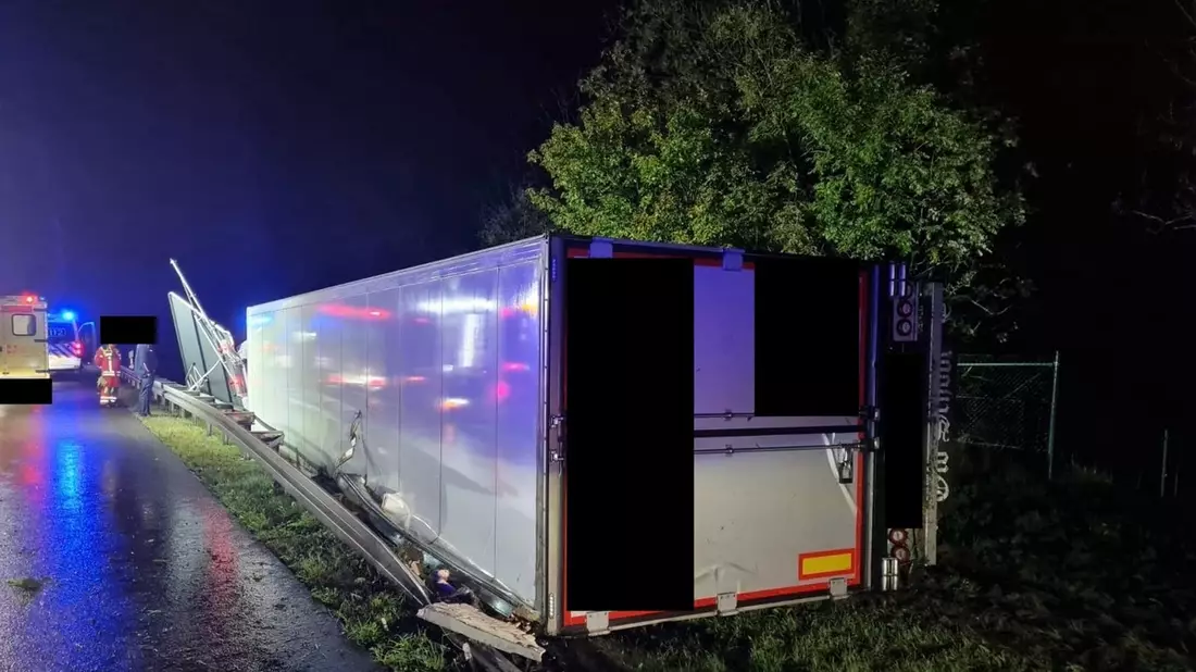 API-TH: Sattelzug mit Lebensmitteln in Graben verunfallt - Bild: presseportal.de