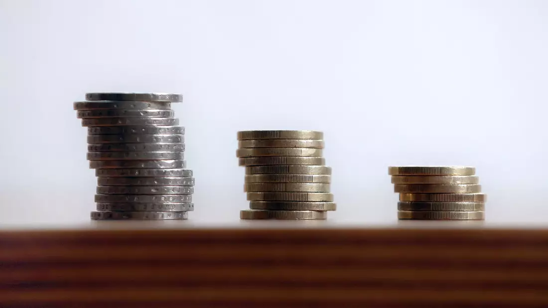Geld auf die hohe Kante als Notgroschen oder für Krisenzeiten - vielen Menschen sind diese Ziele beim Sparen derzeit besonders wichtig. (Foto Illustration) - Bild: Karl-Josef Hildenbrand/dpa