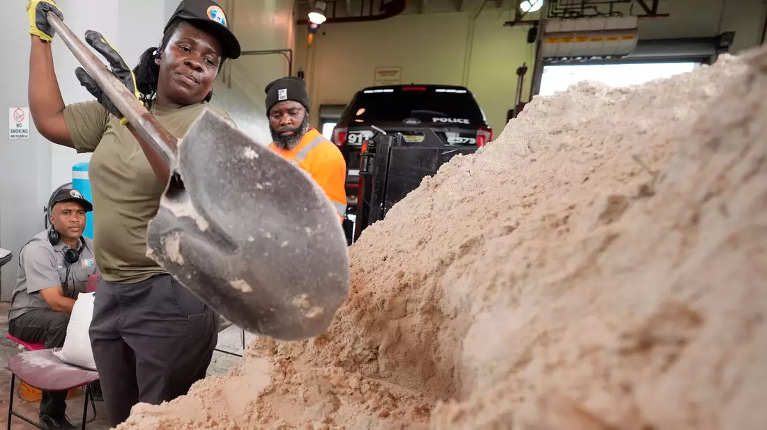 Mit Sand befüllte Säcke sollen Überschwemmungen abwehren. - Bild: Wilfredo Lee/AP