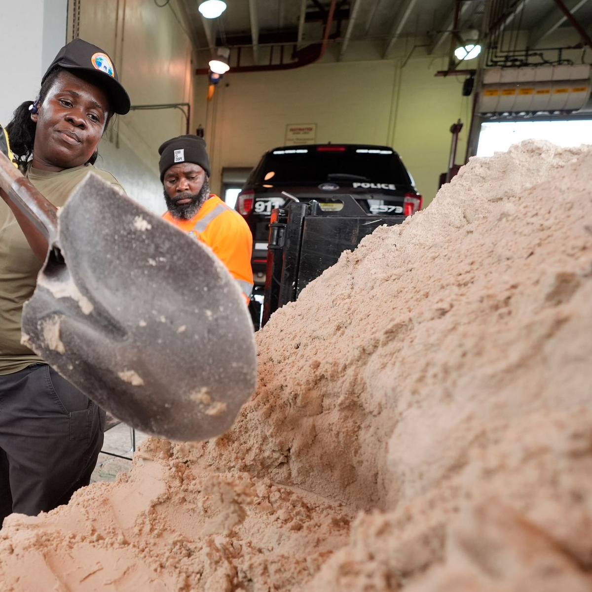 Mit Sand befüllte Säcke sollen Überschwemmungen abwehren. - Foto: Wilfredo Lee/AP