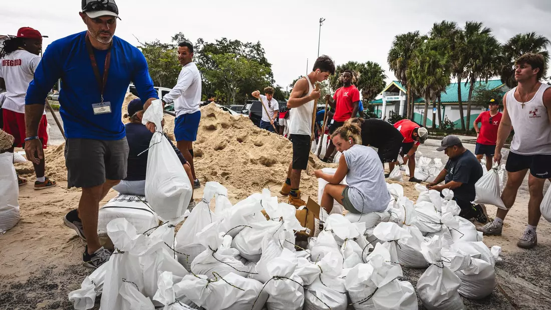 Die Aquatics Division der Stadt Tampa und Freiwillige verteilen Tausende Sandsäcke. - Bild: Dave Decker/ZUMA Press Wire/dpa