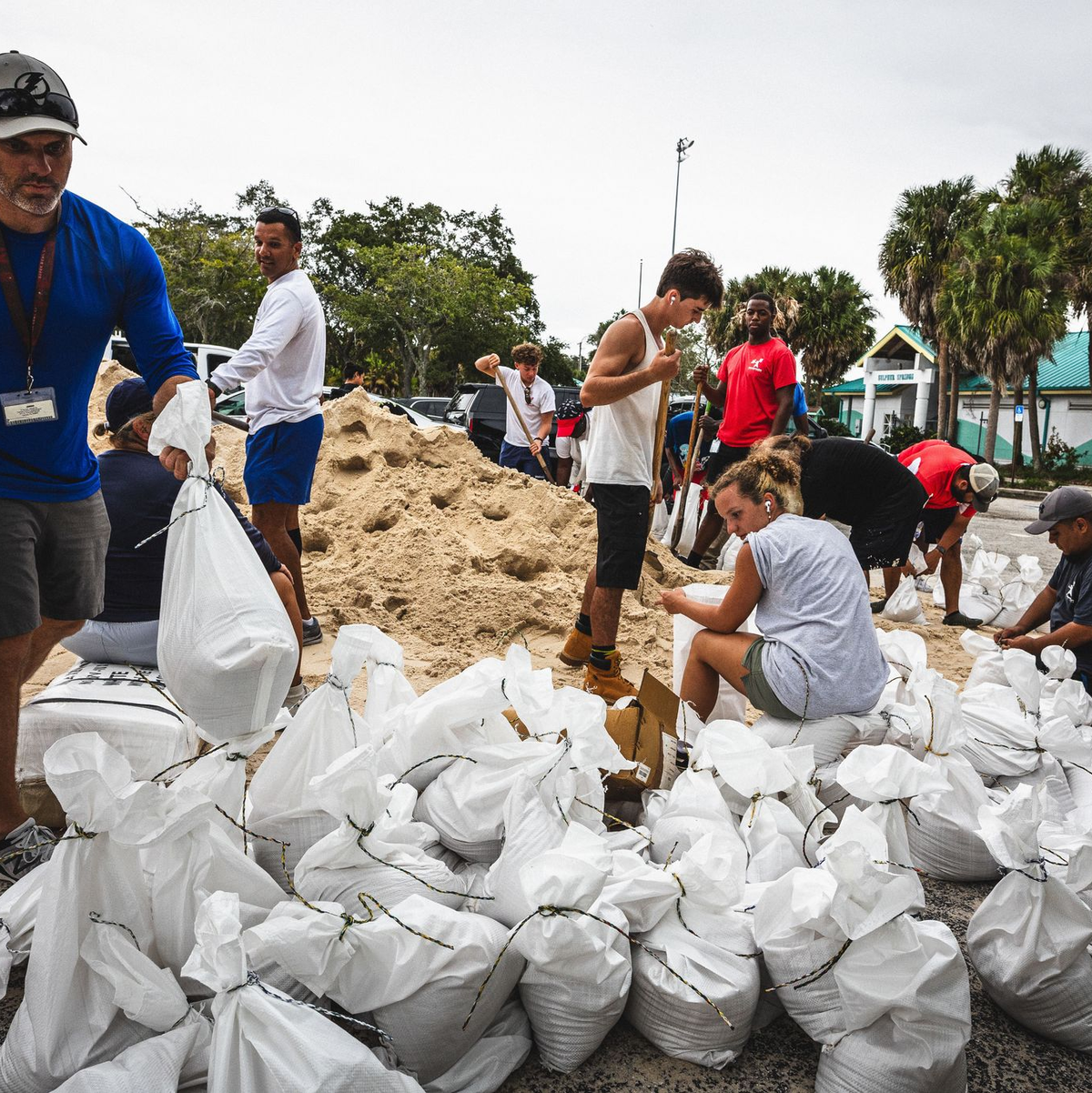 Die Aquatics Division der Stadt Tampa und Freiwillige verteilen Tausende Sandsäcke. - Foto: Dave Decker/ZUMA Press Wire/dpa