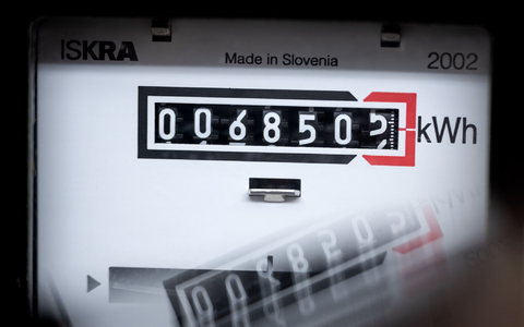 Ein Stromzähler zeigt in einem Mietshaus die verbrauchten Kilowattstunden an. - Foto: Sina Schuldt/dpa