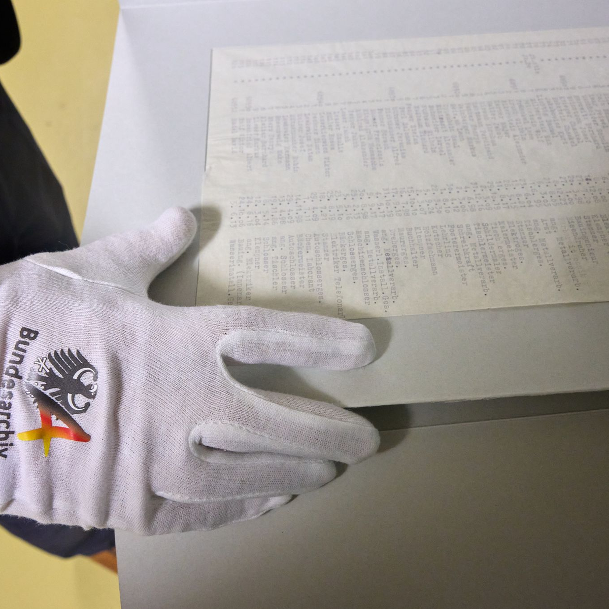 Mehr als 1000 Namen stehen auf den 19 eng mit Maschine getippten Seiten. - Foto: Thomas Frey/dpa