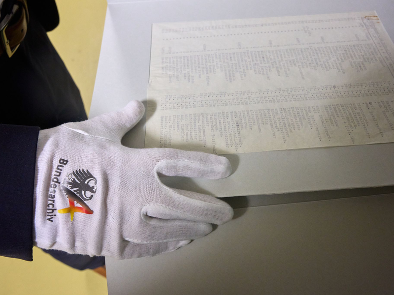 Mehr als 1000 Namen stehen auf den 19 eng mit Maschine getippten Seiten. - Foto: Thomas Frey/dpa