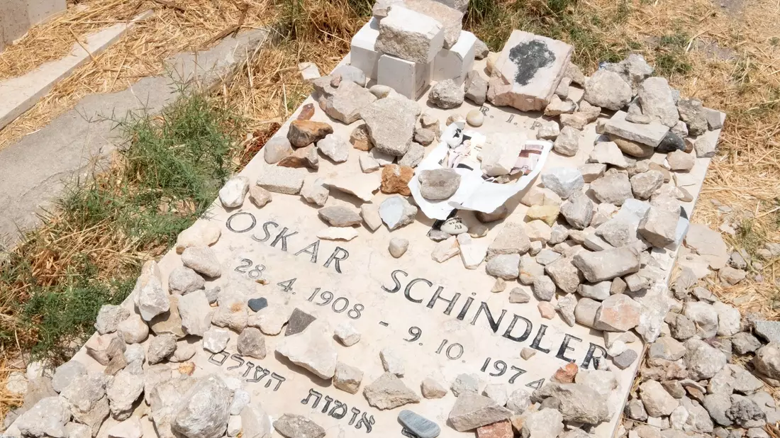 Oskar Schindler wurde nach seinem Tod am 9. Oktober 1974 auf eigenen Wunsch in Jerusalem begraben. (Archivbild) - Bild: Bernd Weissbrod/dpa