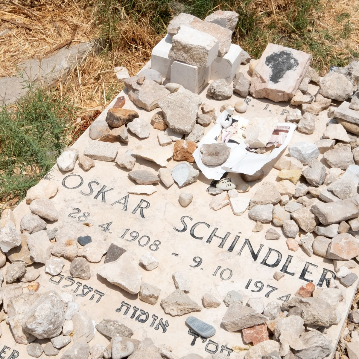 Oskar Schindler wurde nach seinem Tod am 9. Oktober 1974 auf eigenen Wunsch in Jerusalem begraben. (Archivbild) - Foto: Bernd Weissbrod/dpa