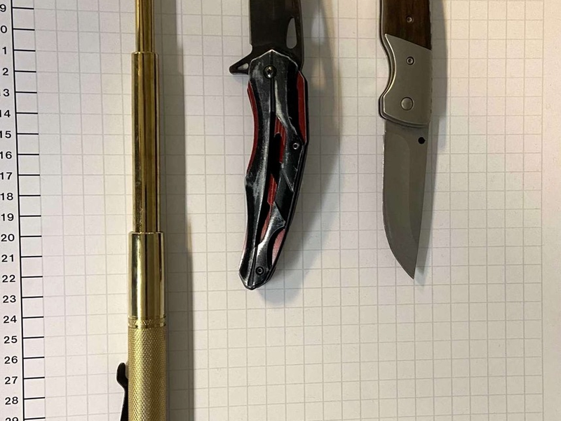 BPOL NRW: Verstöße gegen das Waffengesetz - Bundespolizisten stellen Teleskopschlagstock und Messer sicher - Foto: presseportal.de