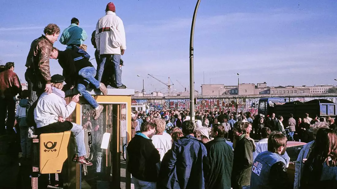 Menschen vor der Berliner Mauer (Archiv) - Bild: über dts Nachrichtenagentur