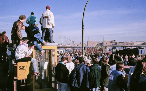 Menschen vor der Berliner Mauer (Archiv) - Foto: über dts Nachrichtenagentur
