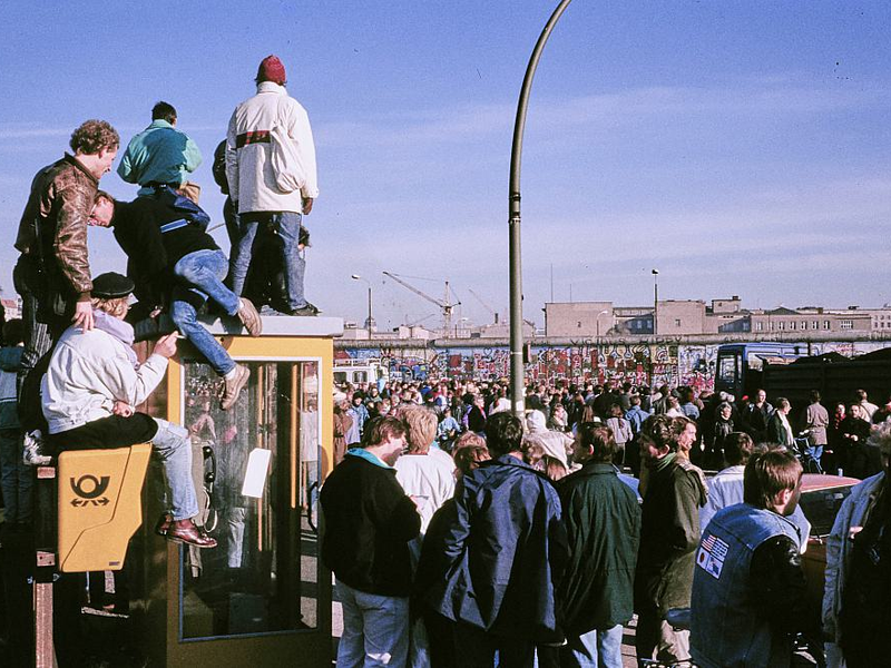 Menschen vor der Berliner Mauer (Archiv) - Foto: über dts Nachrichtenagentur