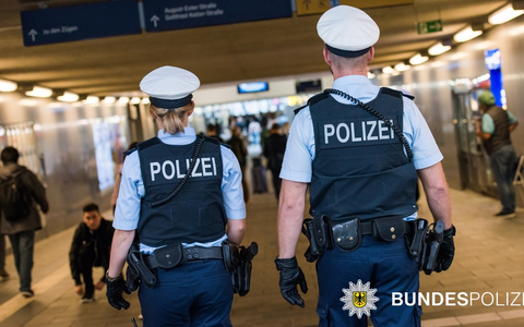 Bundespolizeidirektion München: Tätlicher Angriff und Widerstand gegen Vollstreckungsbeamte / Volltrunkener greift Einsatzkräfte an - Foto: presseportal.de