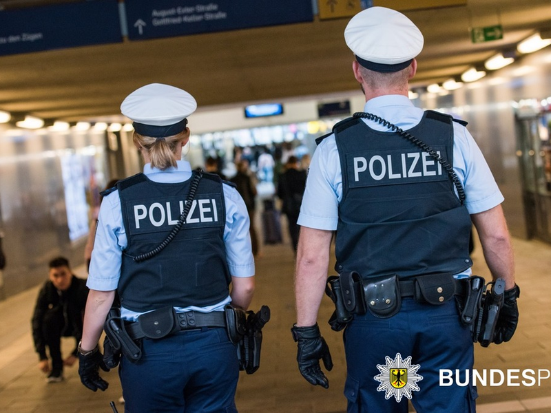 Bundespolizeidirektion München: Tätlicher Angriff und Widerstand gegen Vollstreckungsbeamte / Volltrunkener greift Einsatzkräfte an - Foto: presseportal.de