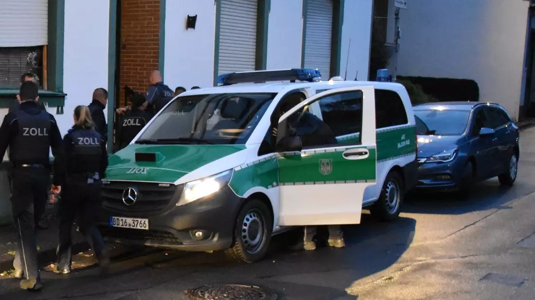 HZA-KR: Zoll durchsucht Arbeitnehmerunterkunft wegen Verdachts des illegalen Aufenthalts und der Urkundenfälschung - Bild: presseportal.de