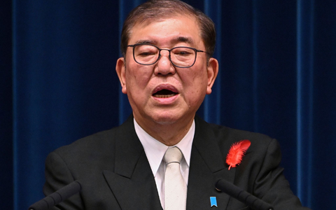 Der 67-jährige Ishiba wurde von der Opposition für den frühen Termin der Neuwahlen kritisiert. - Bild: Yuichi Yamazaki/POOL AFP/AP/dpa
