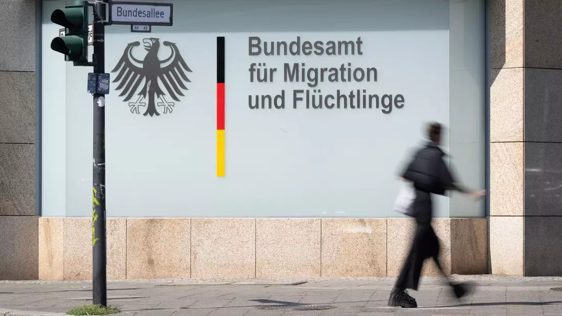Für Geflüchtete, die in Deutschland Schutz suchen, ist das BAMF zuständig (Illustration). - Bild: Sebastian Gollnow/dpa