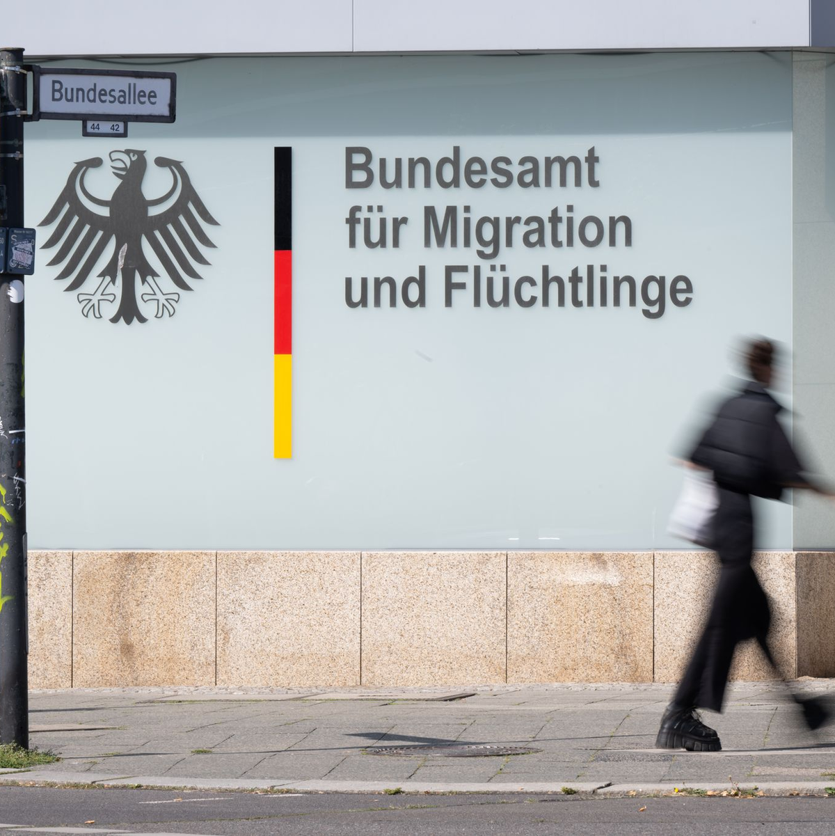 Für Geflüchtete, die in Deutschland Schutz suchen, ist das BAMF zuständig (Illustration). - Foto: Sebastian Gollnow/dpa