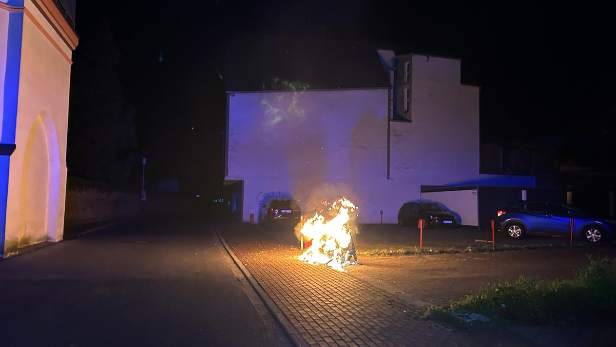 FW Xanten: Brand zweier Mülltonnen - Foto: presseportal.de