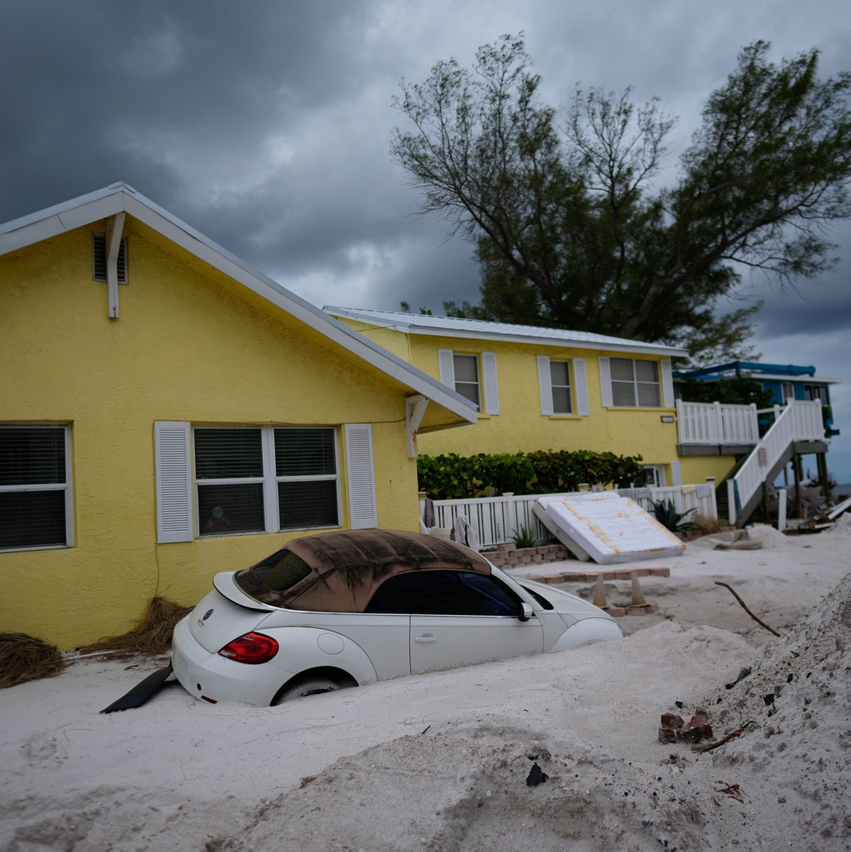 In Florida gehen die Aufräumarbeiten weiter. - Foto: Rebecca Blackwell/AP/dpa