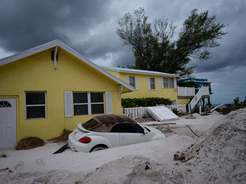 In Florida gehen die Aufräumarbeiten weiter. - Foto: Rebecca Blackwell/AP/dpa