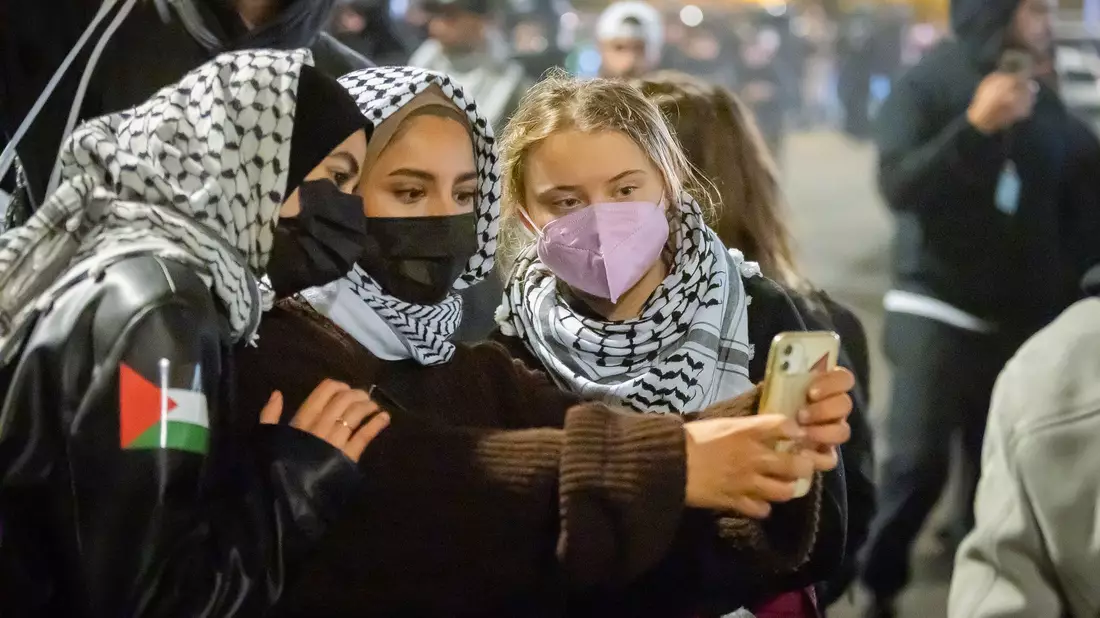 Am Montag, dem Jahrestag des Hamas-Massakers in Israel, war Greta Thunberg bei einer propalästinensischen Demonstration in Berlin. (Archivbild) - Bild: Christoph Soeder/dpa