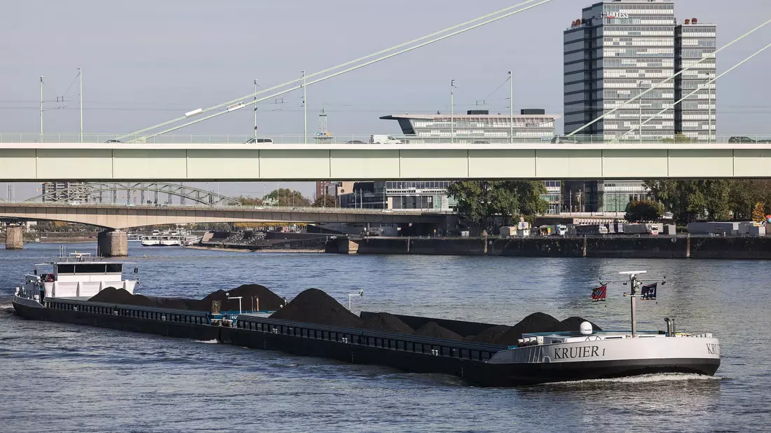 Binnenschiffe werden wegen der Transformation zur Klimaneutralität künftig weniger Kohle und Öl transportieren. - Bild: Oliver Berg/dpa