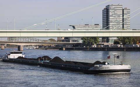 Binnenschiffe werden wegen der Transformation zur Klimaneutralität künftig weniger Kohle und Öl transportieren. - Foto: Oliver Berg/dpa Binnenschiffe werden wegen der Transformation zur Klimaneutralität künftig weniger Kohle und Öl transportieren. - Foto: Oliver Berg/dpa