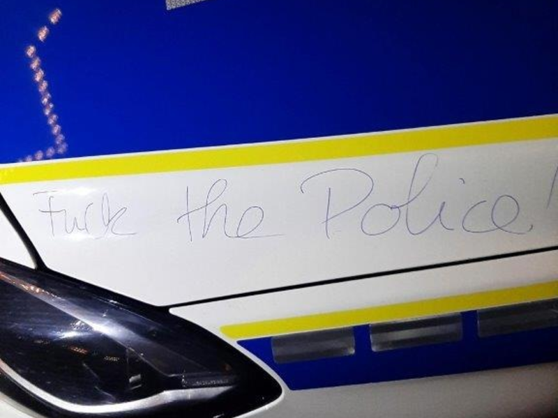 Bundespolizeidirektion München: Dienstfahrzeuge beschmiert und nackt im Zug/ Bundespolizei nimmt verwirrte Frau in Gewahrsam - Foto: presseportal.de