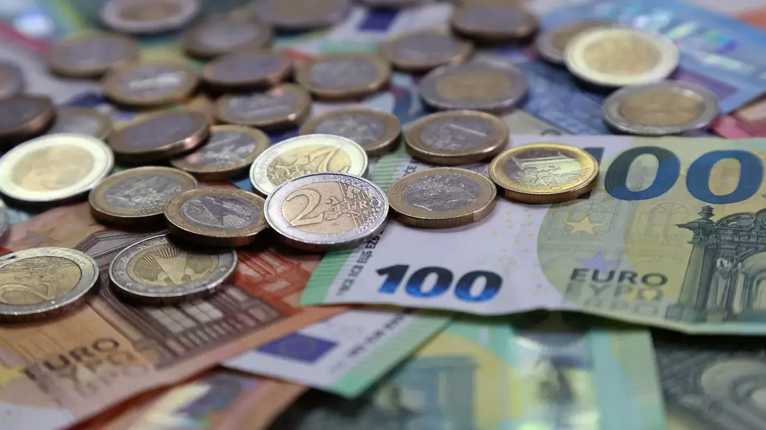 Der Staat verschwendet viele Millionen Euro an Steuergeld – kritisiert der Steuerzahlerbund. (Symbolbild) - Bild: Karl-Josef Hildenbrand/dpa