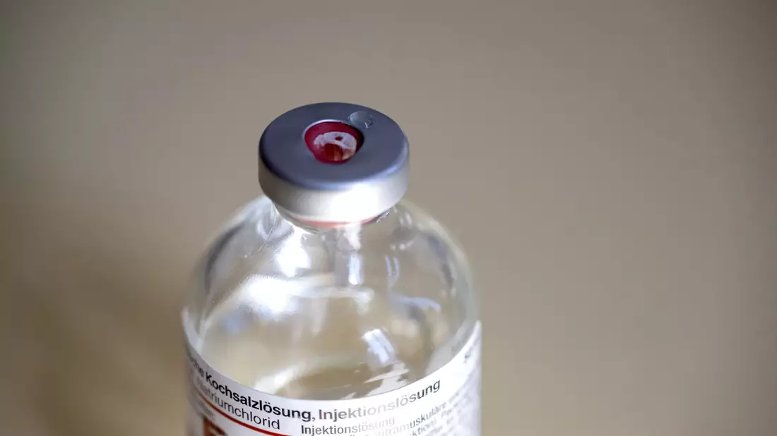 Kochsalzlösung ist unter anderem für Infusionen wichtig - und derzeit in Krankenhäusern knapp. (Symbolbild) - Bild: Pia Bayer/dpa
