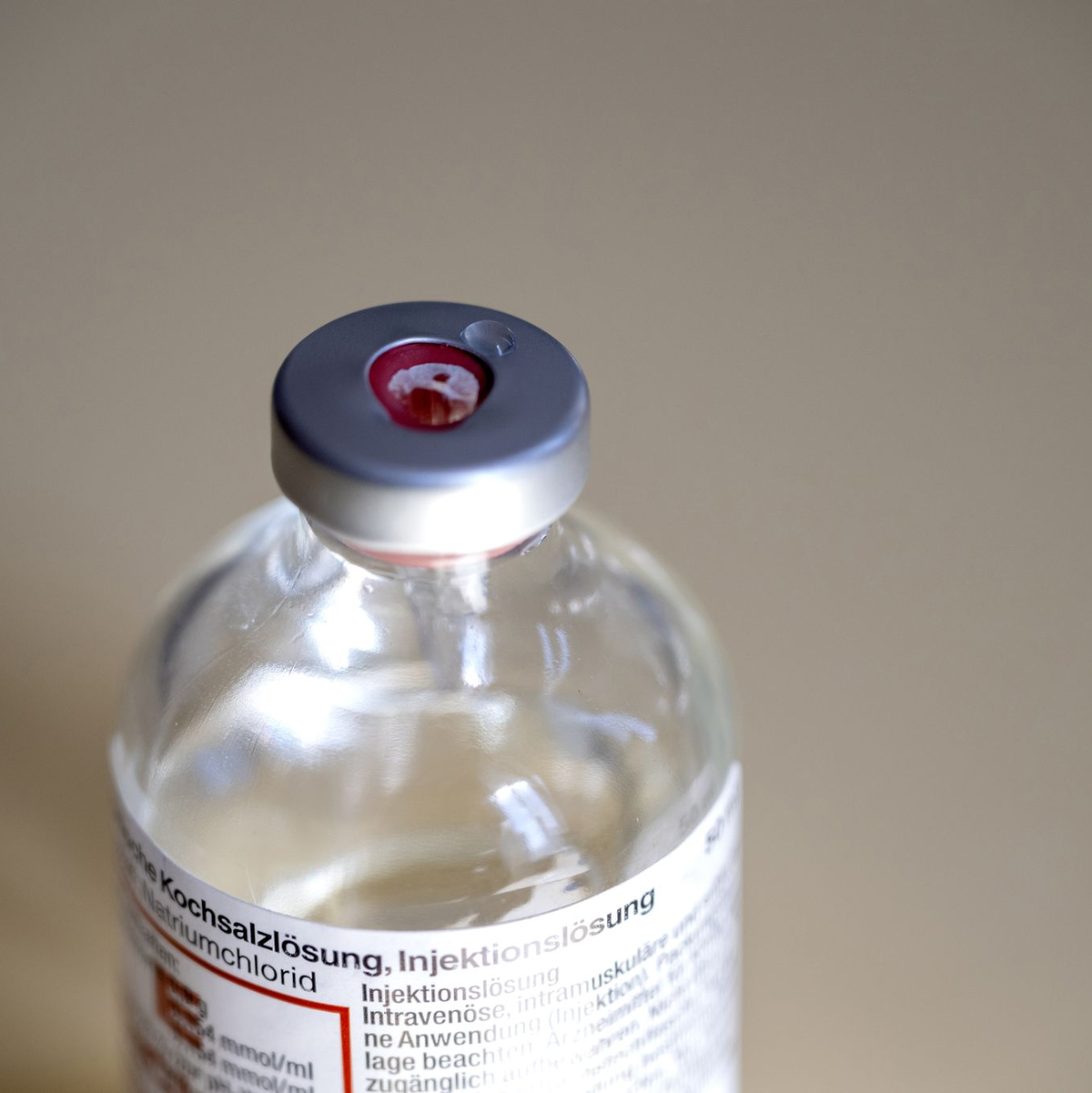 Kochsalzlösung ist unter anderem für Infusionen wichtig - und derzeit in Krankenhäusern knapp. (Symbolbild) - Foto: Pia Bayer/dpa