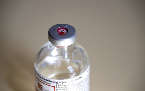 Kochsalzlösung ist unter anderem für Infusionen wichtig - und derzeit in Krankenhäusern knapp. (Symbolbild) - Foto: Pia Bayer/dpa