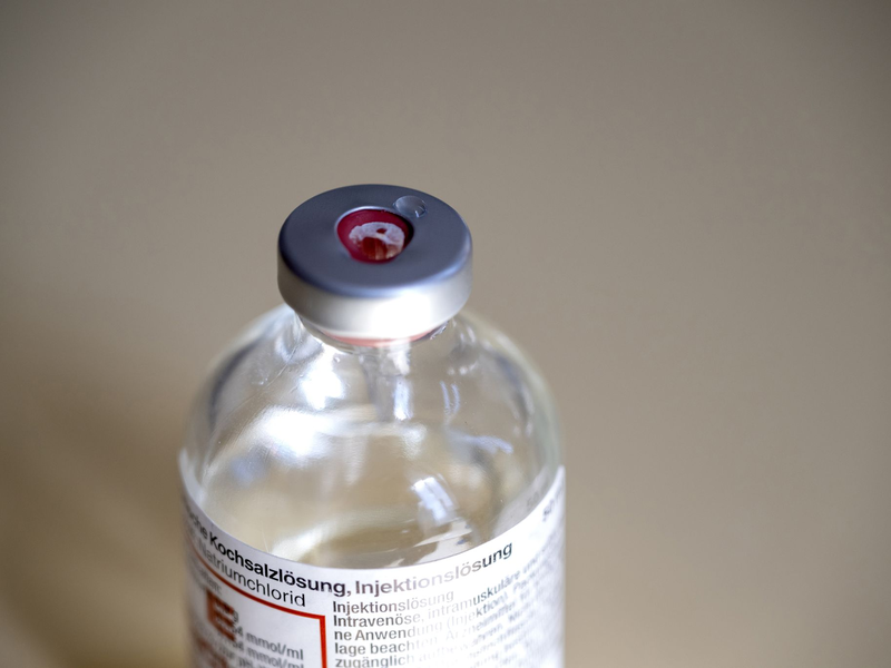 Kochsalzlösung ist unter anderem fĂŒr Infusionen wichtig - und derzeit in KrankenhĂ€usern knapp. (Symbolbild) - Foto: Pia Bayer/dpa