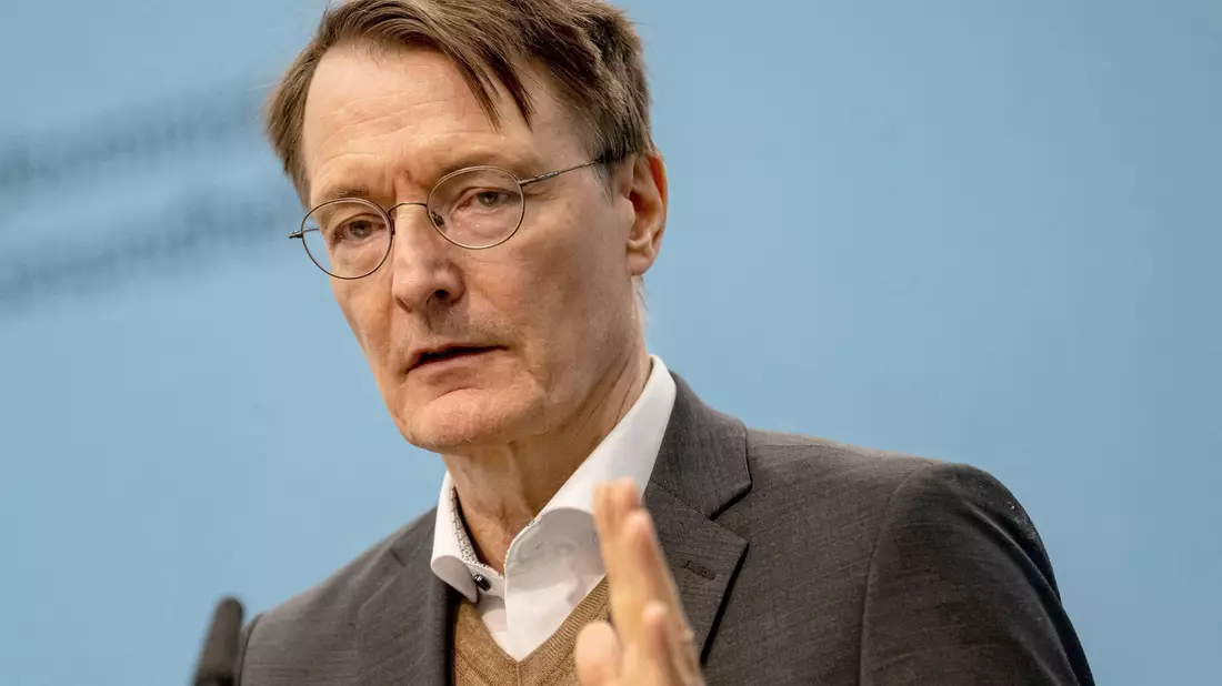 Gesundheitsminister Karl Lauterbach betont, dass es um kurzfristige Engpässe gehe. - Bild: Fabian Sommer/dpa