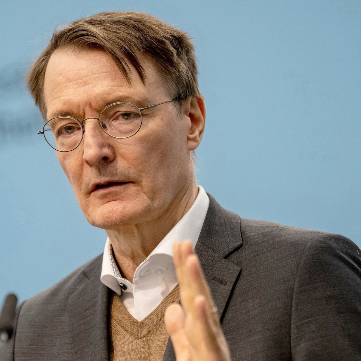 Gesundheitsminister Karl Lauterbach betont, dass es um kurzfristige Engpässe gehe. - Foto: Fabian Sommer/dpa