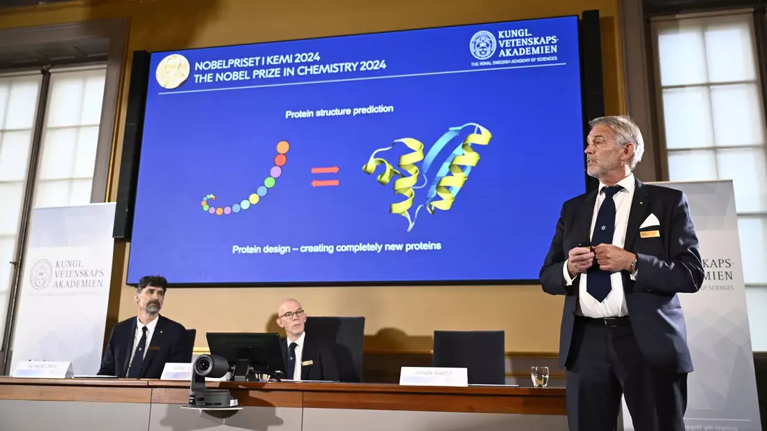 Johan Åqvist (r), Mitglied des Nobelkomitees für Chemie, erläutert die Arbeit von David Baker, Demis Hassabis und John M. Jumper, den diesjährigen Nobelpreisträgern für Chemie. - Bild: Christine Olsson/TT News Agency/AP/dpa