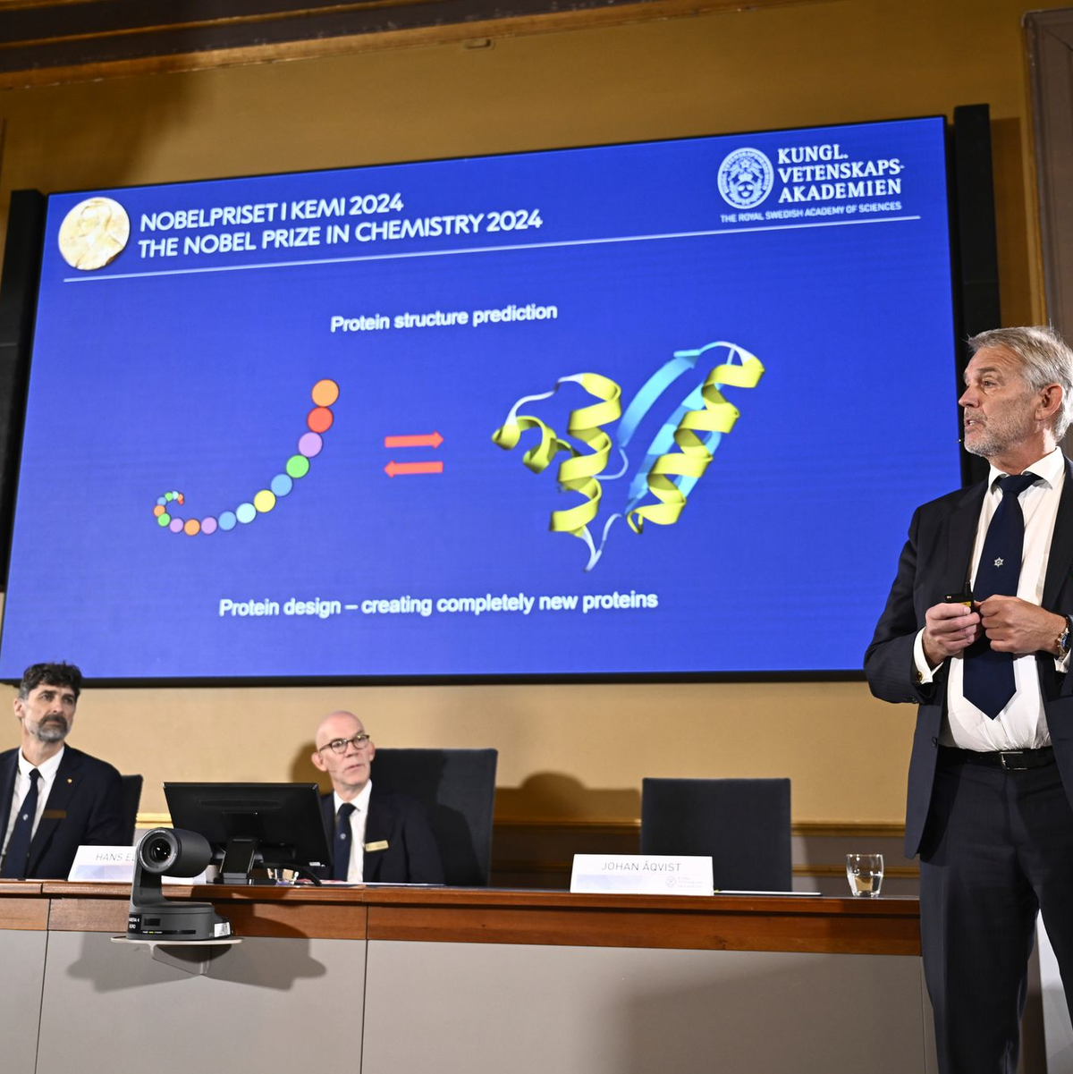 Johan Åqvist (r), Mitglied des Nobelkomitees für Chemie, erläutert die Arbeit von David Baker, Demis Hassabis und John M. Jumper, den diesjährigen Nobelpreisträgern für Chemie. - Foto: Christine Olsson/TT News Agency/AP/dpa