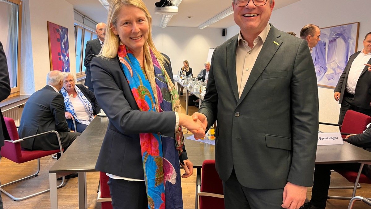 Mindestjahresbezüge für akademisch gebildete Beschäftigte in der Chemie steigen - Foto: presseportal.de