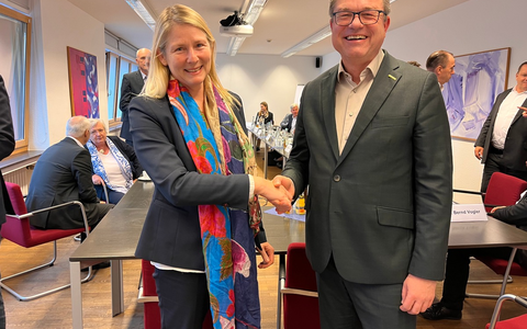 Mindestjahresbezüge für akademisch gebildete Beschäftigte in der Chemie steigen - Foto: presseportal.de