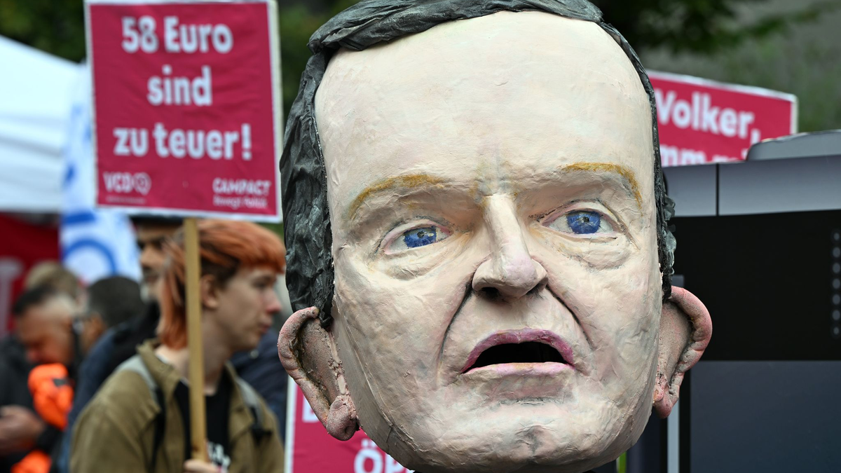 Für die Verkehrsminister der Länder ist auch das künftig teurere Deutschlandticket immer noch ein Erfolgsmodell. - Foto: Federico Gambarini/dpa