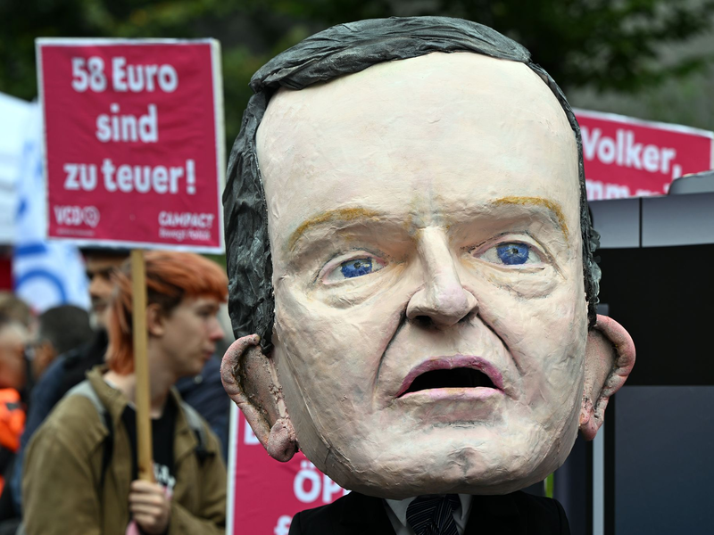 Für die Verkehrsminister der Länder ist auch das künftig teurere Deutschlandticket immer noch ein Erfolgsmodell. - Foto: Federico Gambarini/dpa